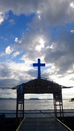 salib di pintu gerbang pulau Assei Besar