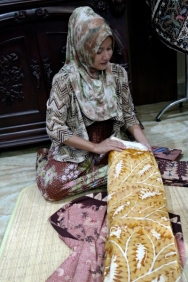 Ibu Wury Alim menjelaskan tahapan pembuatan batik