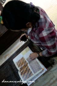 pengunjung asik mengulik buku Batik