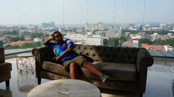 pose narsis di lobi dengan latar kota Semarang 