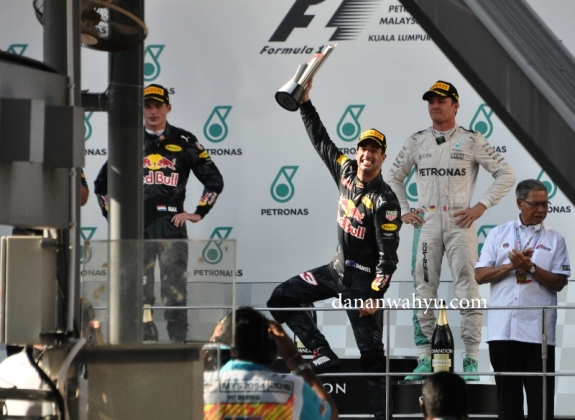 senyum mengemmbnag Daniel Ricciardo menjadi juara 