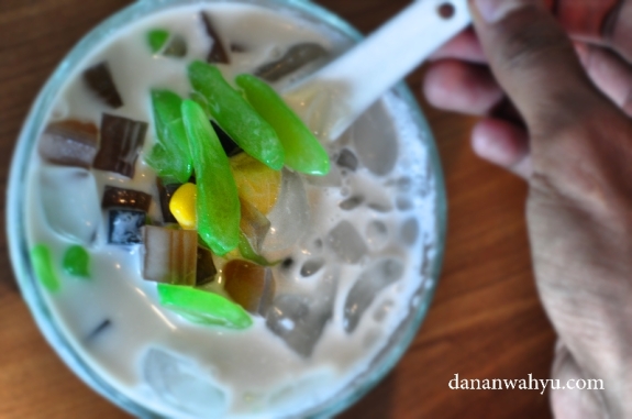 Es Campur Thai , kesegaran santan tanpa rasa manis berlebih 