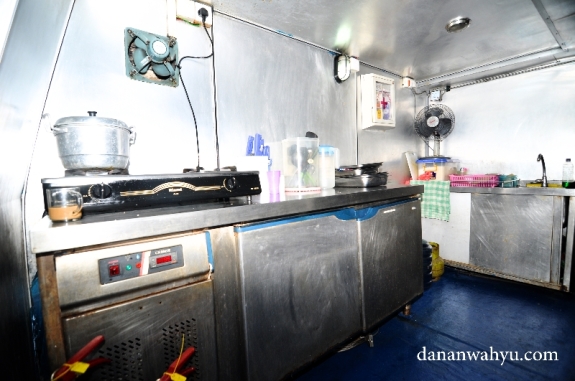 dapur bersih tempat memasak makanan lezat di kapal 